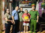 Chủ tịch UBND xã Nghĩa Thọ thăm, tặng quà gia đình người có công với cách mạng trên địa bàn xã
